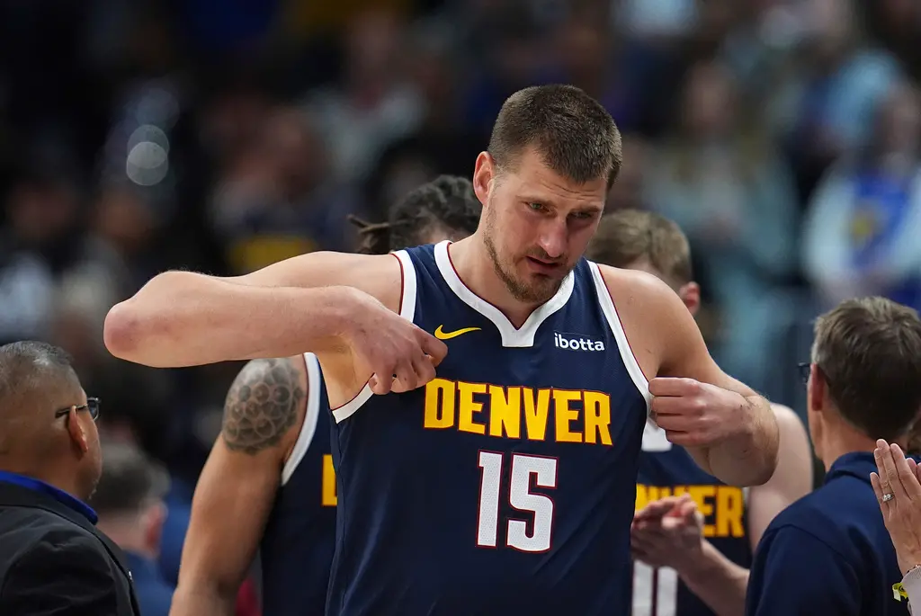 ▲丹佛金塊在備戰季後賽過程中，暴露出全隊太過依賴Nikola Jokic的隱憂，繼續靠他「一打三」很難走向冠軍。（圖／美聯社／達志影像）