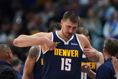 炒教主帥Michael Malone的人事異動不僅讓丹佛金塊球員士氣動盪,也讓外界將目光轉向隊中招牌球星Nikola Jokic的未來。 ▲炒教主帥Michael Malone的人事異動不僅讓丹佛金塊球員士氣動盪,也讓外界將目光轉向隊中招牌球星Nikola Jokic的未來。(圖/美聯社/達志影像)