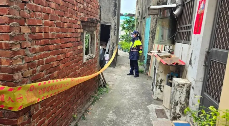 ▲嘉義布袋發生男嬰遭棄屍案件警方封鎖現場，該名男嬰疑似在出生後不久即遭人遺棄。（圖／翻攝畫面）