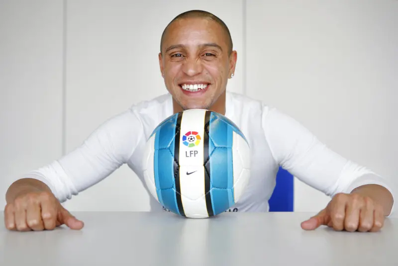 ▲台灣時間2025年4月10日，是巴西足壇傳奇巨星Roberto Carlos的52歲生日，他以強力自由球聞名天下，被稱作「黃金重炮手」，曾踢進被譽為史上最佳的一次自由球。（圖／美聯社／達志影像）