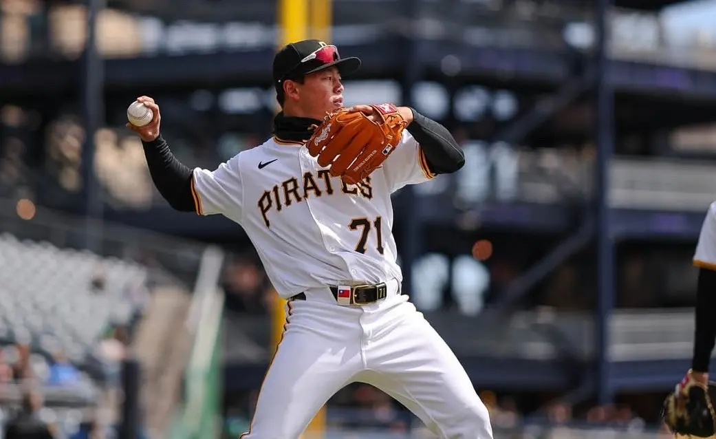 ▲鄭宗哲今（10）日獻出大聯盟初登場，總計2打數無安打，靠著失誤站上一壘壘包，並於8局遭代打換下場。（圖／海盜官方Threads）