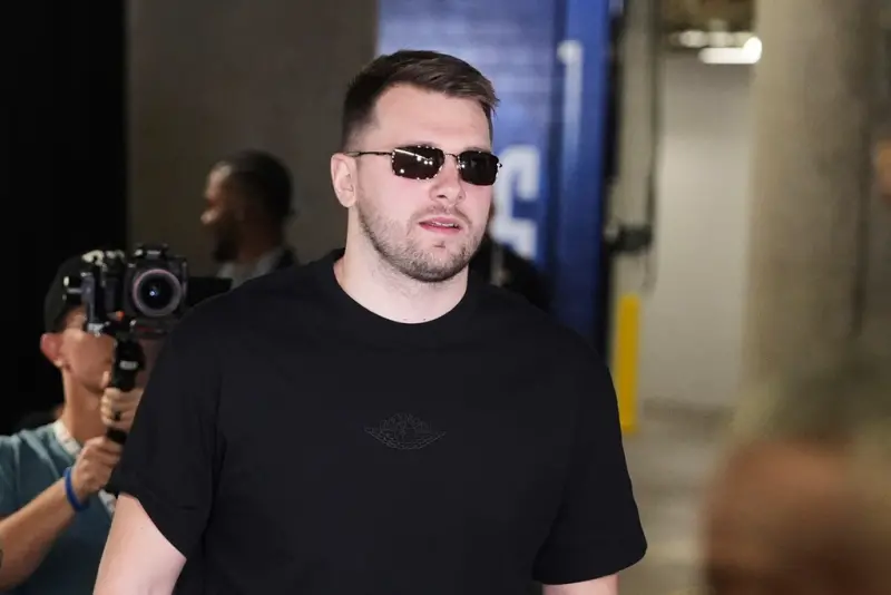 ▲湖人球星Luka Doncic自交易66天後首度回到熟悉的獨行俠主場「美國航空中心」，賽前受訪時Doncic表示情緒很複雜，但仍很期待回到達拉斯。（圖／美聯社／達志影像）