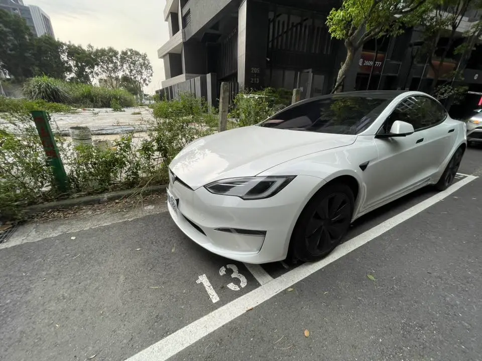 ▲新北市林口區有民眾檢舉特斯拉車主「以車佔車位」方式，報警檢舉，但警方表示特斯拉車主停車沒有違規，無法可罰。（圖／翻攝臉書）