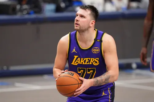 ▲Luka Doncic於4月10日NBA例行賽，首次回到達拉斯出戰舊主。Doncic這一場狂砍45分，率隊以112：97擊敗湖人，他一戰也寫5大記錄，將湖人送進季後賽。（圖／美聯社／達志影像）