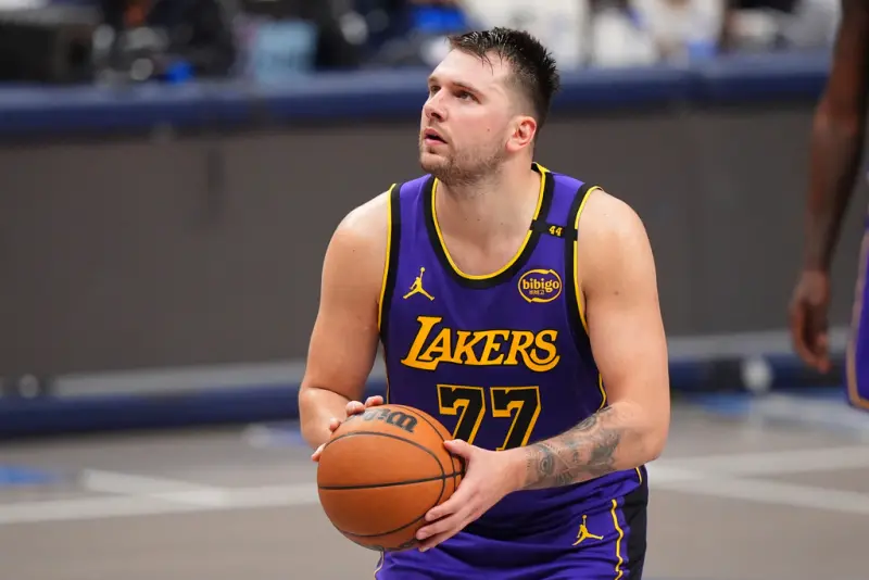 ▲Luka Doncic於4月10日NBA例行賽，首次回到達拉斯出戰舊主。Doncic這一場狂砍45分，率隊以112：97擊敗獨行俠，他一戰也寫5大記錄，將湖人送進季後賽。（圖／美聯社／達志影像）