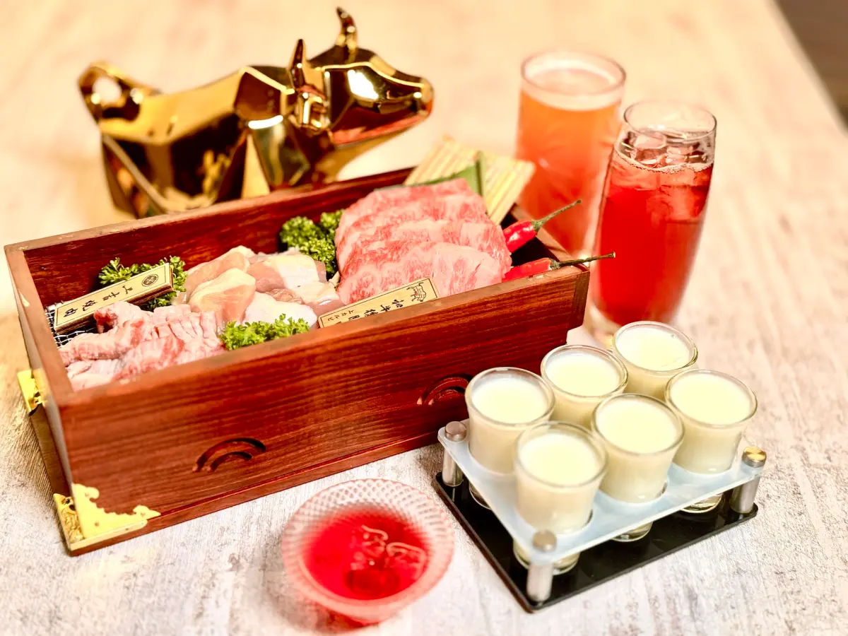 ▲台股歷經連日重挫後，關稅政策迎來轉折，上吉燒肉趁勢推出「療癒股民」主題餐點，4月11日起，祭出限時優惠「牛市翻紅療癒拼盤」，以招牌和牛、美酒及特調飲品，為這段股市震盪時光增添一絲安慰。（圖／上吉燒肉提供）