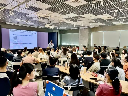 ▲為協助青年創業，高市青年局舉辦青創培訓課程，內容涵蓋「創業輔導」、「導師顧問陪跑」等多元專業知能。（圖／高適青年局提供）
