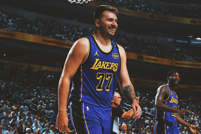 ▲一位球迷也在今天達拉斯獨行俠交手洛杉磯湖人賽前，接受ESPN訪問，坦言看到Luka Doncic穿上湖人的球衣，是最難接受的。（圖／美聯社／達志影像）
