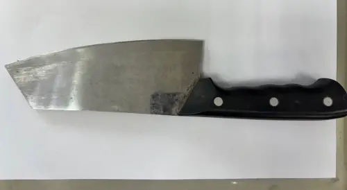 ▲張嫌（約60歲）持預藏菜刀尾隨並拖行至路旁排水溝，適逢路人發現大聲嚇阻並立即報警，張嫌驚慌失措逃離現場。（圖／記者郭凱杰翻攝）