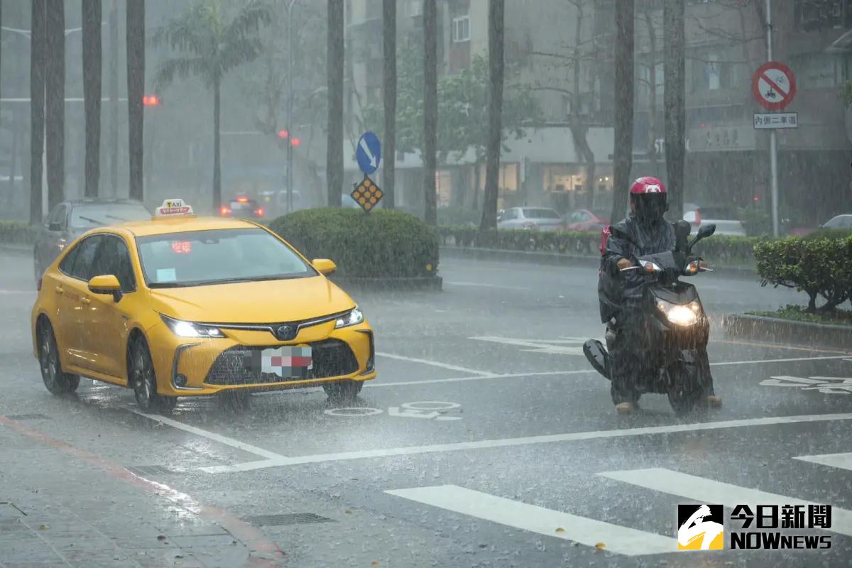 ▲熱帶性低氣壓TD13有機會在明天增強為「白鹿颱風」，將會助攻西南氣流增強，週六到下週一台灣降雨量再度飆升、降雨規模擴大。（圖／記者陳明安攝）