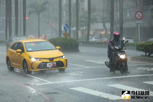 天氣／明半個台灣大雨狂炸！氣象署：有雷擊+強風　全台都要帶傘
