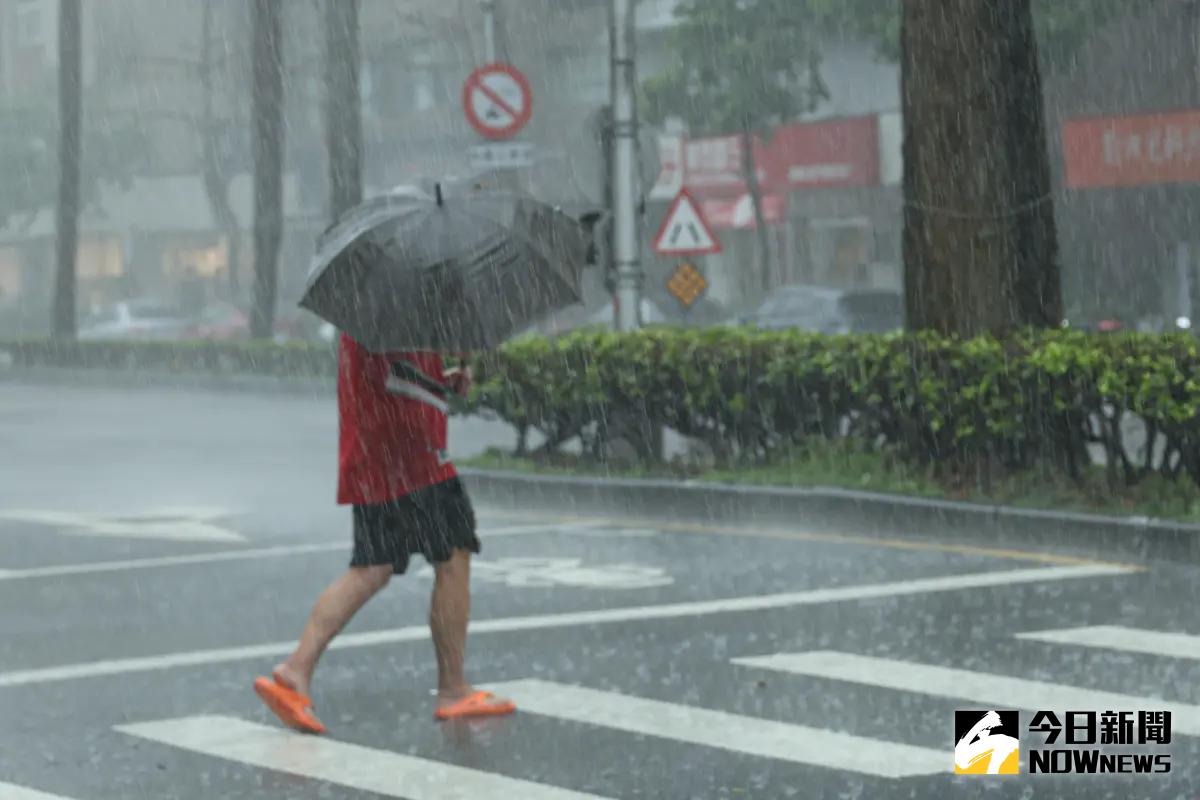 ▲週六（2日）西南風再增強，週日、下週一苗栗以南有陣雨或雷雨，並有大雨或豪雨發生的機率。（圖／記者陳明安攝）