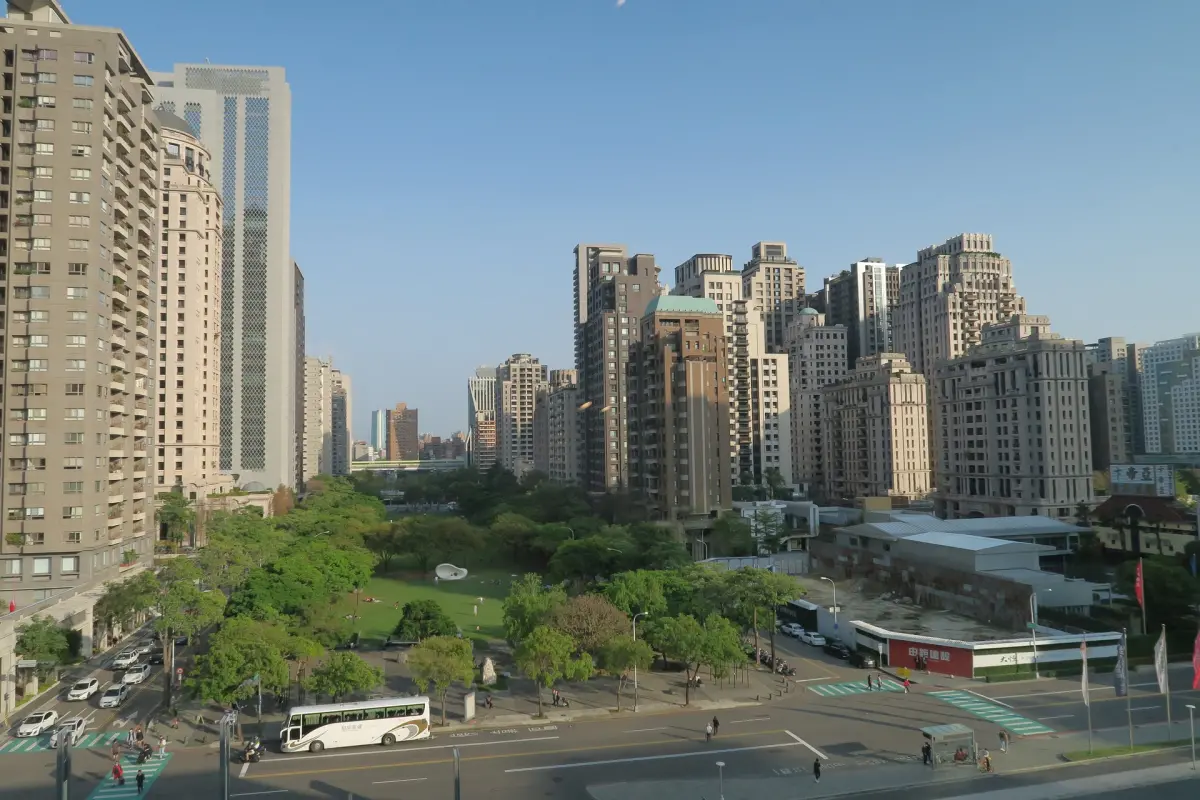 ▲近年來，隨著建材價格上漲與缺工問題持續發酵，裝潢成本大幅提高，使得購屋族在新成屋與中古屋之間的選擇更顯得棘手。（圖／信義房屋提供）