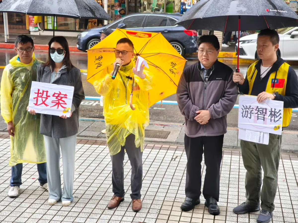 ▲新黨副秘書長游智彬（中）今天到移民署前召開記者會。（圖／新黨提供）