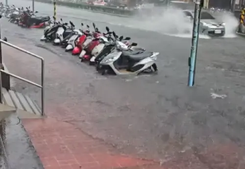 ▲中壢區環南路延平路口積淹水情形。(圖/翻攝自桃園市議員王珮毓臉書) ▲中壢區環南路延平路口積淹水情形。(圖/翻攝自桃園市議員王珮毓臉書)