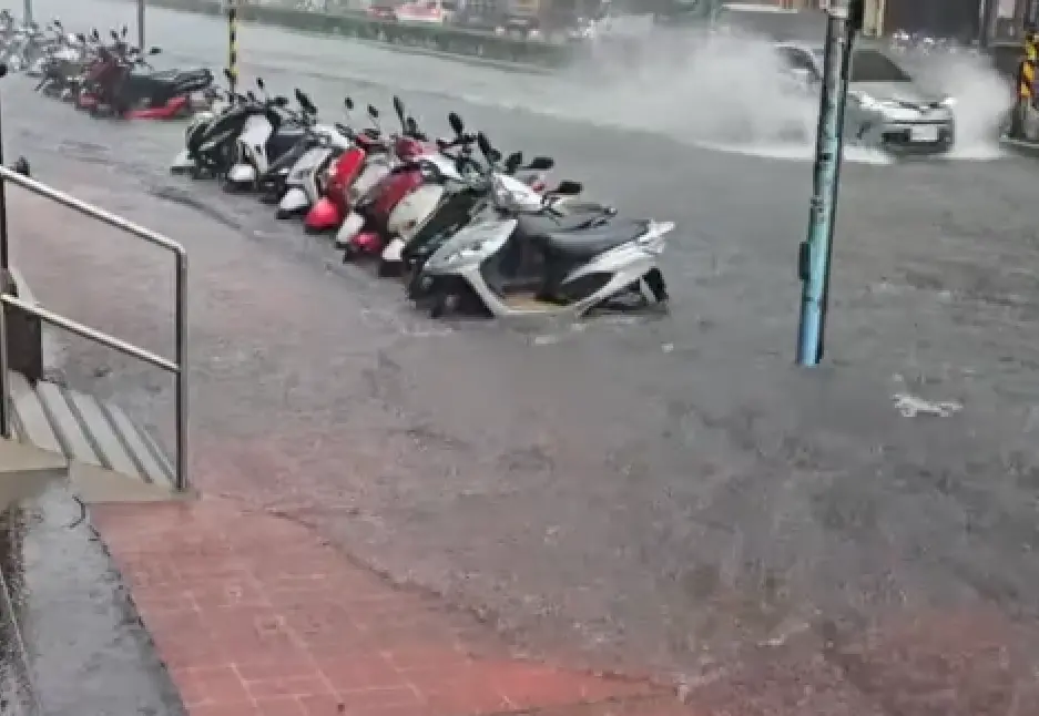 ▲今（10）日春雨鋒面通過，造成中部以北地區雨勢不斷，各地民眾也陸續回報淹水災情，以中壢、平鎮、八德地區積淹水情形嚴重，有網友形容「以為看到大海」。（圖／翻攝自桃園市議員王珮毓臉書）
