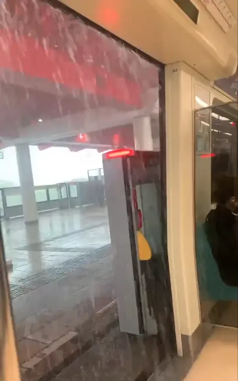 ▲北捷車廂積水(圖/網友@henhenjack0609授權引用) ▲北捷車廂積水(圖/網友@henhenjack0609授權引用)