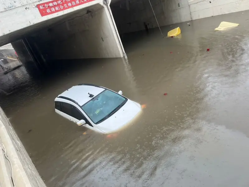 ▲桃園暴雨，八德一名下水道工人在涵洞施工時被大水沖走，晚間8時許在大園尋獲其遺體。圖為平鎮環南路二段與新富一街淹水，小客車險滅頂。（圖／詹江村臉書）