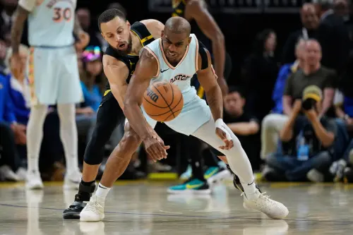 ▲Chris Paul（右）與前隊友Stephen Curry激烈爭搶球權，上半場馬刺取得4分領先。（圖／美聯社／達志影像）