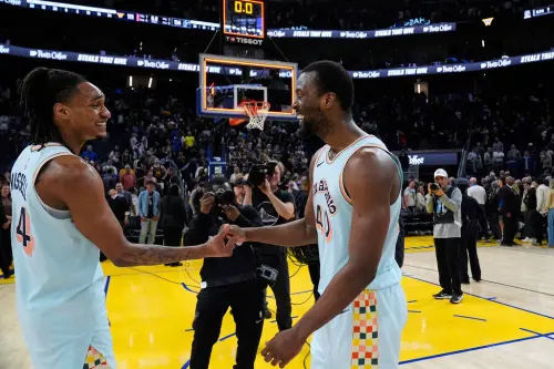 ▲Harrison Barnes（右）在客場投進關鍵三分絕殺，率領馬刺以114：111擊敗勇士。（圖／美聯社／達志影像）