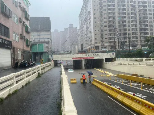 桃園上午下起強降雨,傳出多處積水情形,包括中壢區中北路、環中東路等,亦出現道路水積水盈尺,車輛經過水花四濺等淹水狀況。(圖/警方提供) ▲桃園上午下起強降雨,傳出多處積水情形,包括中壢區中北路、環中東路等,亦出現道路水積水盈尺,車輛經過水花四濺等淹水狀況。(圖/警方提供)