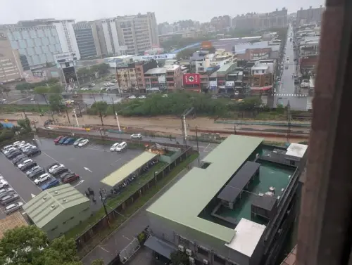 桃園上午下起強降雨,有民眾目擊內壢家樂福前車道,被大雨淹成一條「黃河」。(圖/翻攝臉書) ▲桃園上午下起強降雨,有民眾目擊內壢家樂福前車道,被大雨淹成一條「黃河」。(圖/翻攝臉書)