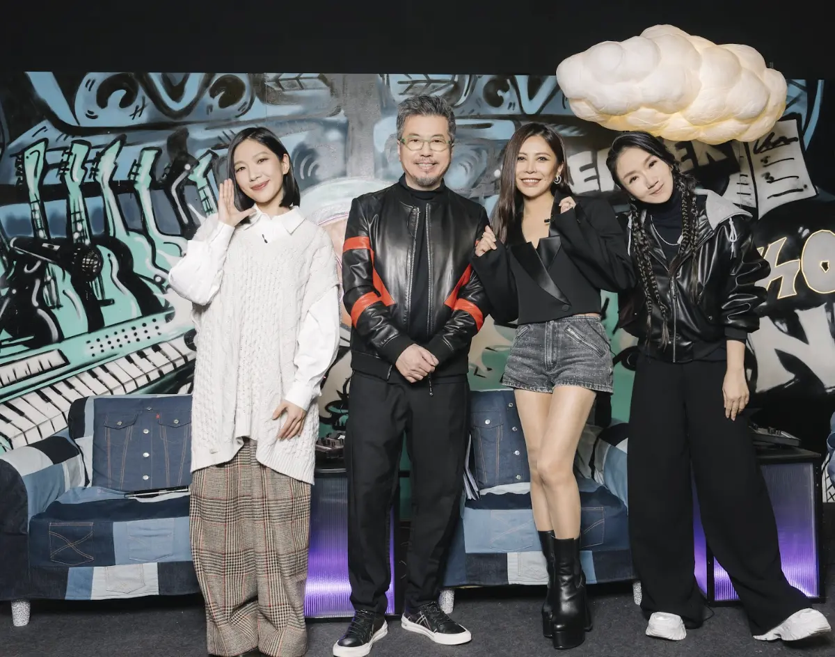 ▲陶晶瑩（右一）在《大學聲》擔任評審講評很犀利，還曾經想要一次把兩個PK的選手都淘汰，黃國倫（左二）則是自嘲「顏值不夠」才只好轉創作。（圖／踢帕娛樂提供）