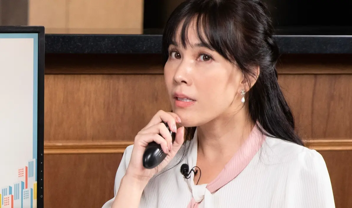 ▲劉涵竹說自己有在主播台上大血崩的慘痛經驗，當時她連裙子前面都被染紅，只能伸手硬遮，尷尬畫面還被放送出去。（圖／劉涵竹臉書粉專）