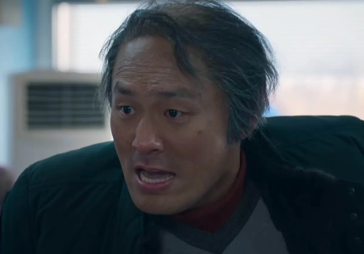 ▲崔代勳（如圖）在《苦盡柑來遇見你》飾演的夫商吉口頭禪是「哈！洗！」，這段演出讓IU狂NG笑場。（圖／翻攝Netflix）