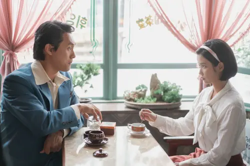 ▲《苦盡柑來遇見你》中,IU跟崔代勳(左)是相親認識,沒想到最後變成親家。(圖/Netflix) ▲《苦盡柑來遇見你》中,IU跟崔代勳(左)是相親認識,沒想到最後變成親家。(圖/Netflix)