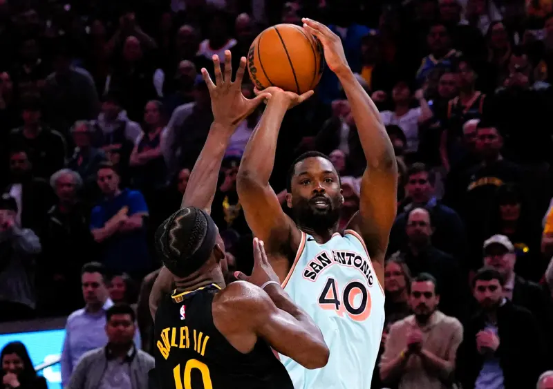 ▲Harrison Barnes（右）在客場投進關鍵三分絕殺，率領馬刺以114：111擊敗勇士。（圖／美聯社／達志影像）