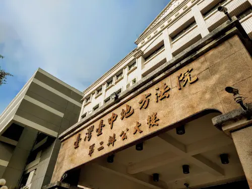 中警白單案開庭　前所長向昔日部屬深深一鞠躬說抱歉
