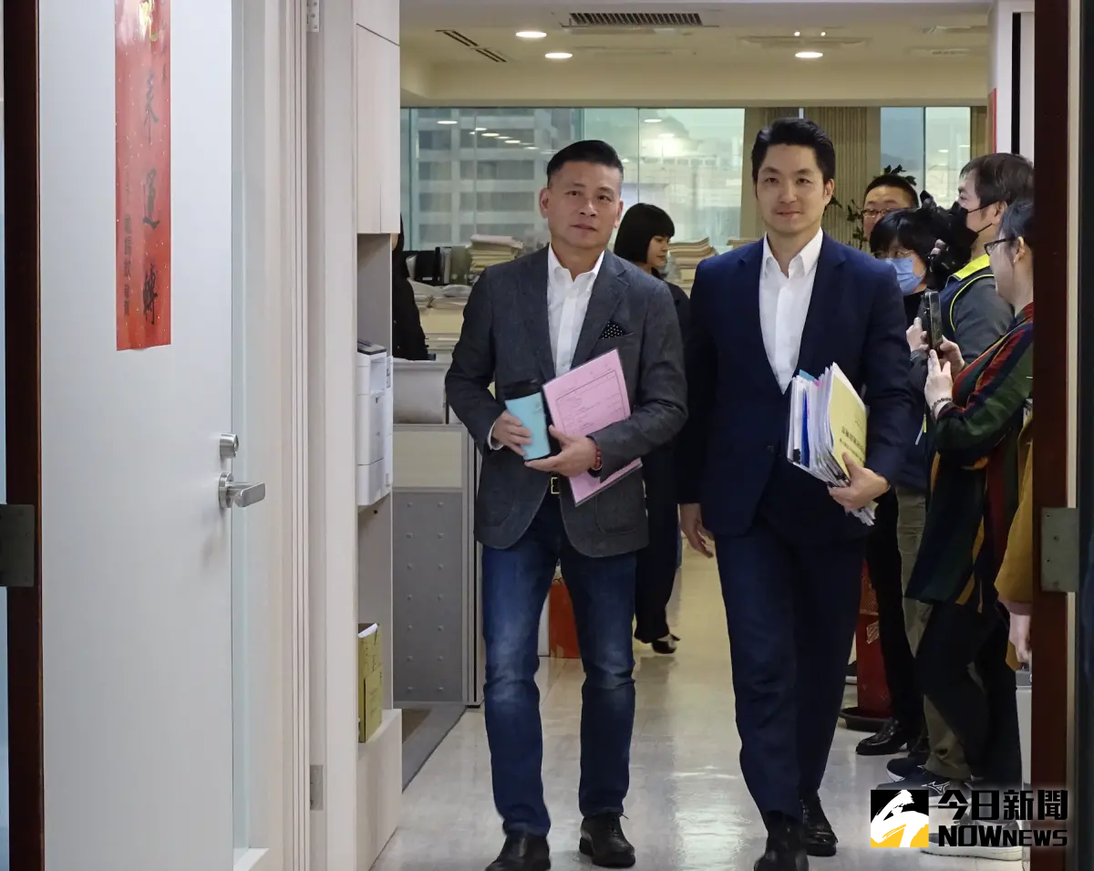 ▲台北市長蔣萬安（右）赴北市議會施政報告前，拜會議長戴錫欽。（圖／記者呂炯昌攝，2025.04.10）