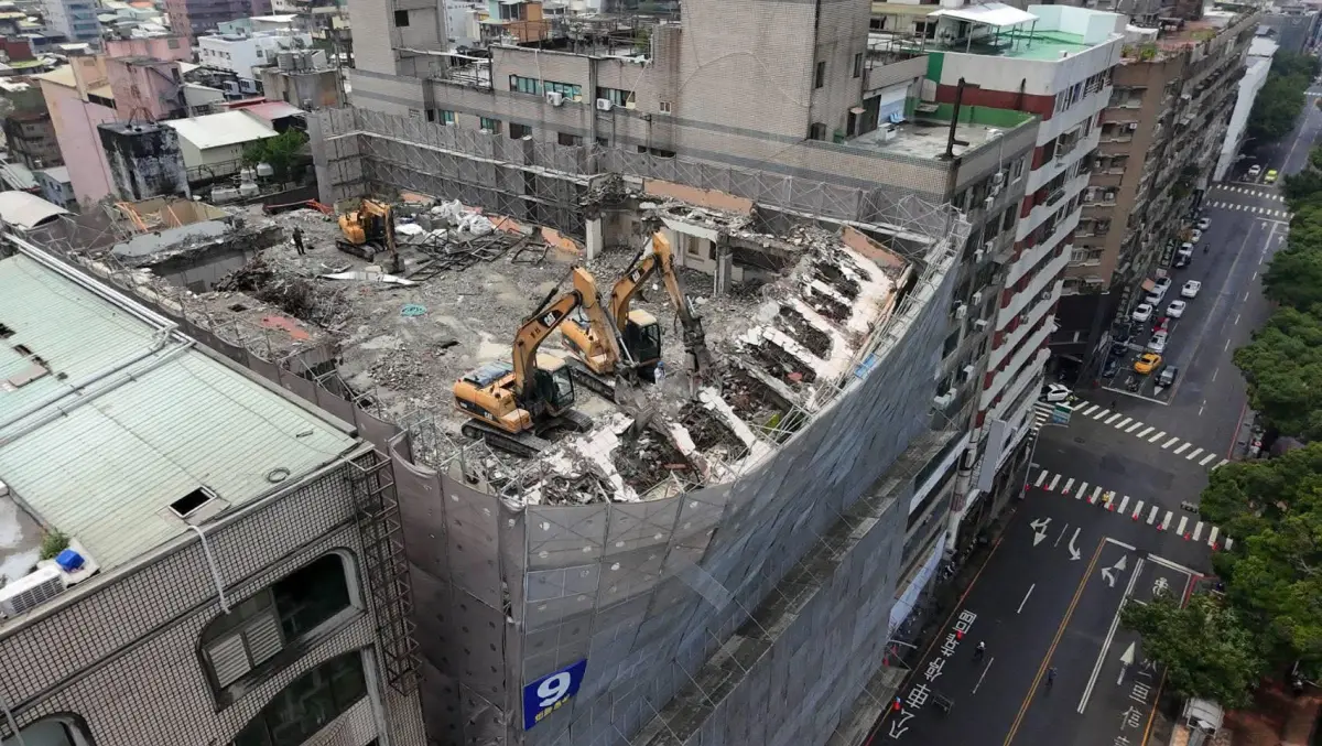 ▲民進黨台中市議員黃守達在臉書發文提醒，中區公園路正在施工的建案工地，發生鷹架傾斜意外，提醒民眾繞道。（圖／翻攝臉書）