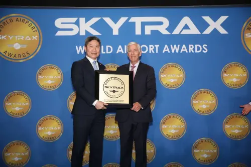 ▲英國調查機構「Skytrax」公布2025年度「全球最佳百大機場排名」，桃園機場公司總經理范孝倫（左）代表受獎。（圖／桃園機場公司提供）