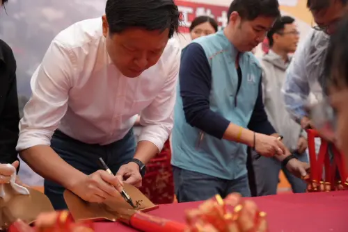 ▲副市長於金鏟子簽名，祝好運開工大吉。（圖／新北城鄉局提供）