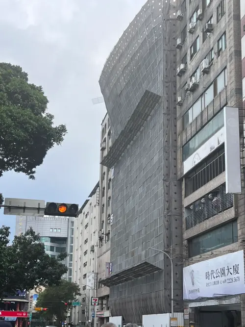 台中市公園路發生建築工地鷹架傾斜意外,所幸沒有任何傷亡,不過警方封鎖該路段,禁止通行,以防止有人受傷。(圖/警方提供) ▲台中市公園路發生建築工地鷹架傾斜意外,所幸沒有任何傷亡,不過警方封鎖該路段,禁止通行,以防止有人受傷。(圖/警方提供)