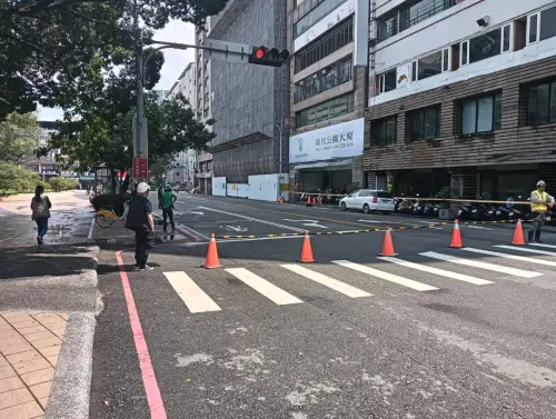 台中市公園路發生建築工地鷹架傾斜意外,所幸沒有任何傷亡,不過警方封鎖該路段,禁止通行,以防止有人受傷。(圖/警方提供) ▲台中市公園路發生建築工地鷹架傾斜意外,所幸沒有任何傷亡,不過警方封鎖該路段,禁止通行,以防止有人受傷。(圖/警方提供)