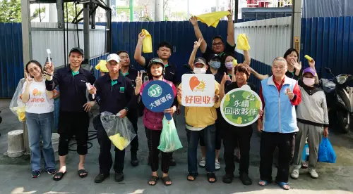 台灣好回收好生活協會攜手企業 關懷第一線回收夥伴 ▲大豐環保員工參與好回收協會舉辦志工洗車活動。(圖/好回收協會提供)