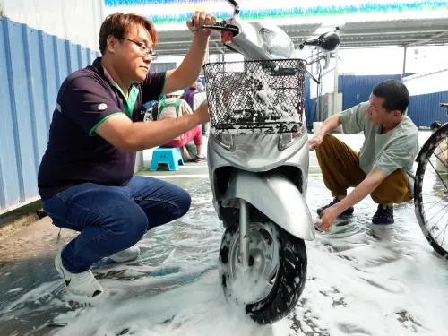 台灣好回收好生活協會攜手企業 關懷第一線回收夥伴 ▲大豐環保董事長林盟洲與協理劉譯文為永續回收夥伴清消工作載具.(圖/好回收協會提供)