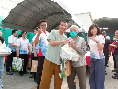 台灣好回收好生活協會攜手企業 關懷第一線回收夥伴 ▲大豐環保與鄭火田慈善基金會共同捐贈民生物資.(圖/好回收協會提供)