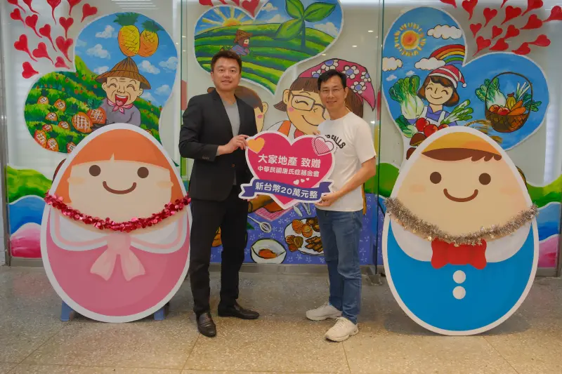 ▲大家集團卓家雄董事長（圖左）公益贈予財團法人唐氏症基金會，由基金會林正俠董事長（圖右）代表受贈。（圖／大家集團提供）