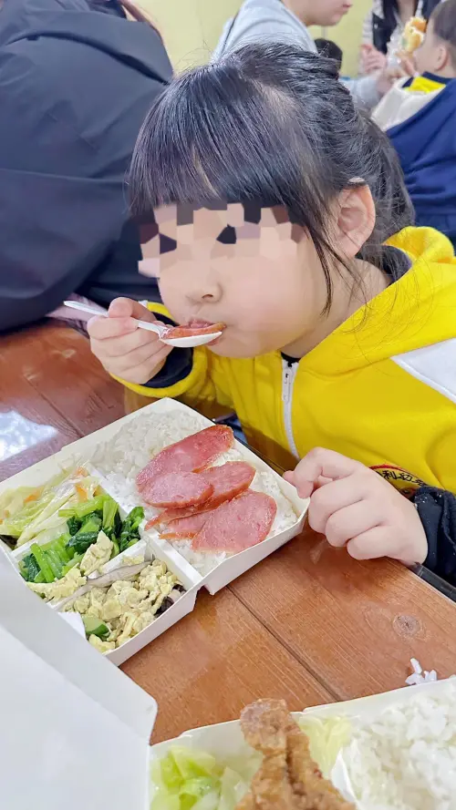 ▲潔哥陪女兒FAFA（如圖）去校外教學，她忘記準備中午的便當，幸好老公即時請客戶送便當給母女吃，才成功度過這次的危機。（圖／潔哥臉書）