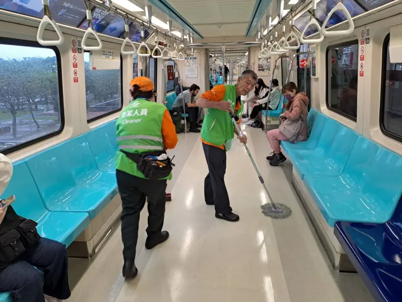 ▲瞬間大雨導致雨水潑入捷運車廂,車站清潔人員上車處理。(圖/北捷公司提供)