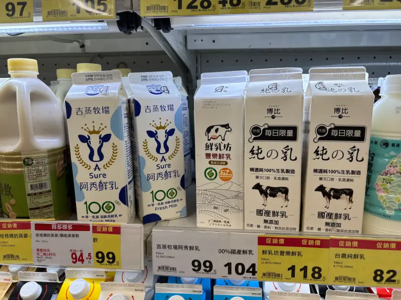 ▲賣場貨架上牛奶選擇多元，近年台灣小農鮮奶品牌崛起，被大讚濃甜香不輸日本北海道牛奶。（圖／記者徐銘穗攝）