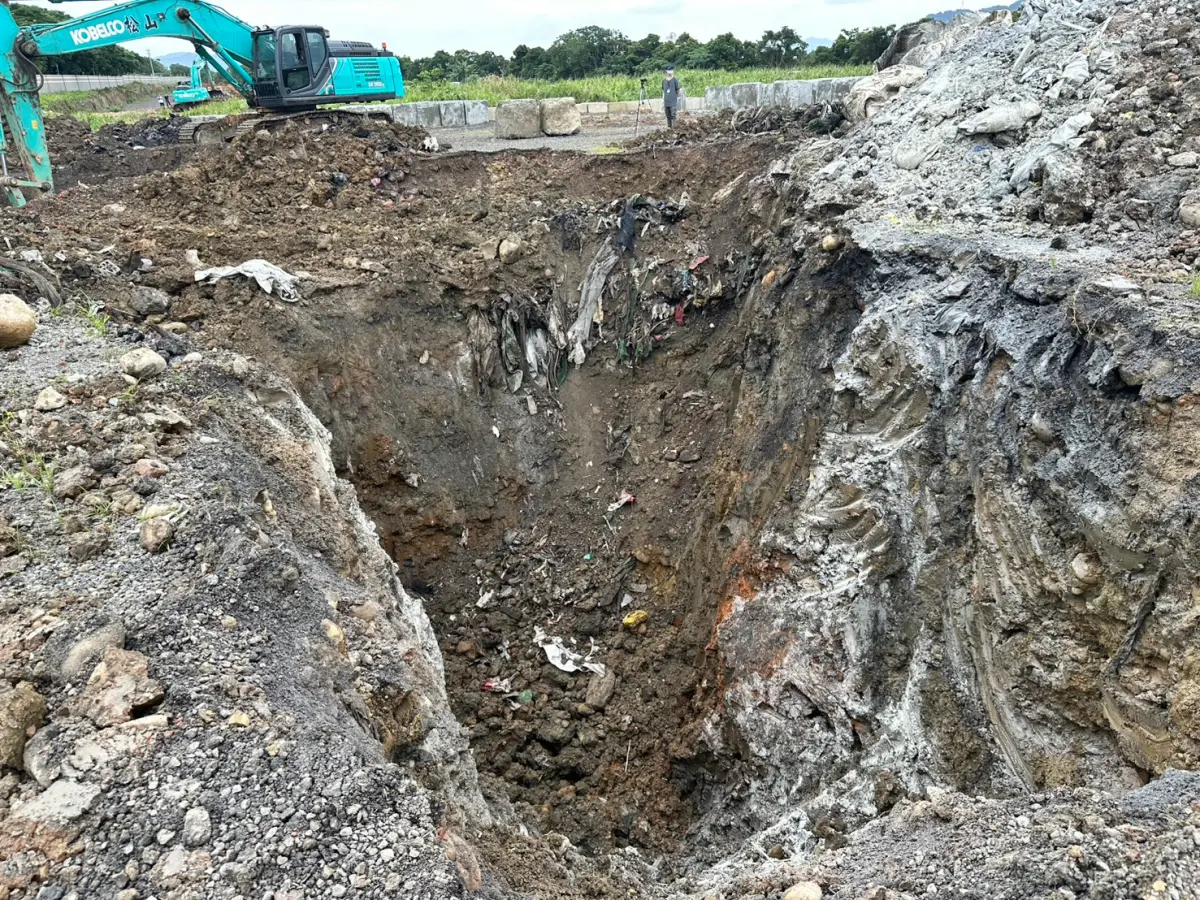 ▲桃園陳姓男子等3人，租借土地埋18萬平方公尺的垃圾，隨意堆積化學廢液，獲利23億，檢方將3人起訴，聲請沒收不法所得。（圖／桃園地檢署提供）