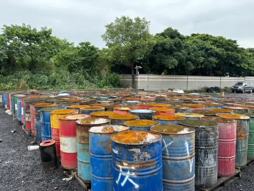 ▲桃園陳姓男子等3人，租借土地埋18萬平方公尺的垃圾，隨意堆積化學廢液，獲利23億，檢方將3人起訴，聲請沒收不法所得。（圖／桃園地檢署提供）