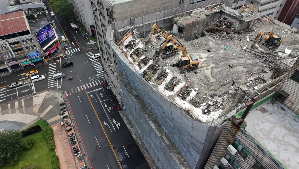 ▲前桔子商旅公園店拆除過程出意外，空拍畫面怵目驚心。（圖／台中市政府提供，2025.04.10）