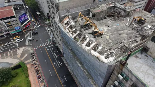 前桔子商旅拆除出意外！公園路封路　中市都發局長：未按計劃施工
