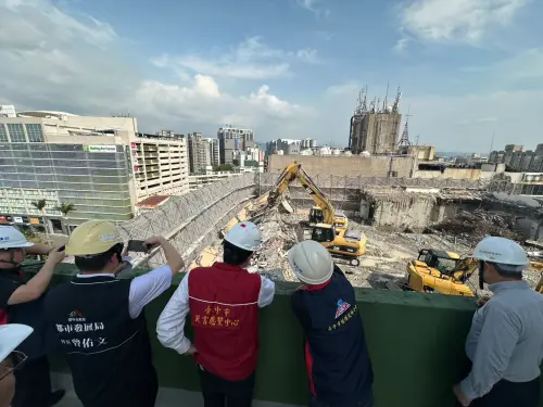 前桔子商旅拆除出意外!公園路封路 中市都發局長:未按計劃施工 ▲台中市都發局與技師公會人員前往現場勘查。(圖/台中市政府提供,2025.04.10)